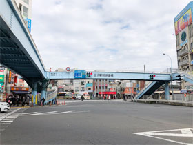 王子駅前歩道橋がある明治通りを北方向（写真奥）に進んでください