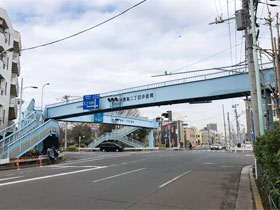 豊島二丁目歩道橋の交差点を左に曲がってください